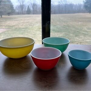 Pyrex Vintage Mixing Bowl Set